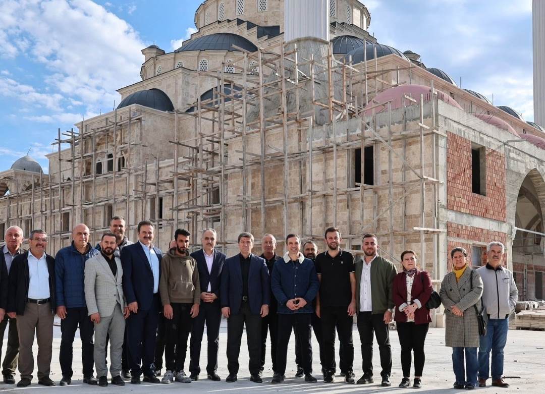 Amasya Valimiz Sayın Önder BAKAN,Suluova İlçemizde Yapımı Devam Eden Şeker Camiinde İncelemelerde Bulundu.